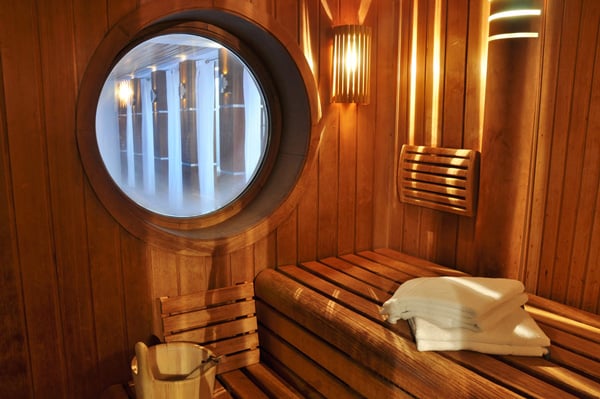 Moderner Wellnessbereich mit Sauna