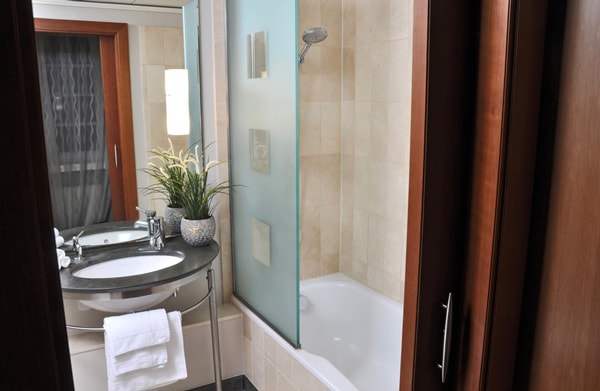 Einzelzimmer Deluxe - Limestone bathroom with bathtub